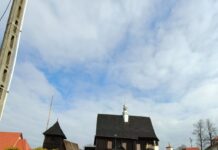 Rojbrot woj. małopolskie – zabytkowy drewniany kościół oraz nowy kościół mieszczący się obok niego